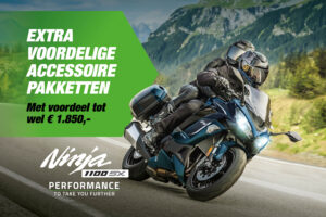 De Ninja 1100SX en Ninja 1100SX SE zijn van zichzelf al zeer rijk uitgerust. Met de tijdelijk extra voordelige accessoirepakketten voor deze modellen kun je zelf bepalen welke eigenschap je wilt benadrukken. Sport, Tour of beide? Deze Ninja 1100SX combineert sportief rijden met tourcomfort en ruime bagagemogelijkheden. Hiermee is deze Sport Tourer de uitgelezen motor voor supersport rijders opzoek naar meer comfort maar ook de toer en dagelijkse rijders die meer performance en sportieve looks willen dan een reguliere toermotor. De standaarduitrusting van de Ninja 1100SX laat weinig te wensen over. Een standaard aanwezige Quick Shifter, IMU aangestuurde Traction Control, ABS en Cornering Management zorgen voor maximaal sportief rijplezier terwijl de Cruise Control, verstelbaar windscherm en royale zadels het nodige comfort verzorgen op deze kilometerverslinder. Tijdelijk zijn de accessoirepakketten voor de Ninja 1100SX extra voordelig. Door te kiezen voor het Tourer of Performance pakket benadruk je één van de kwaliteiten. Voor rijders die geen compromissen willen sluiten is er het Performance Tourer pakket voor de ultieme aankleding. Ninja 1100SX  Tourer Edition kit nu vanaf €599,- Mono-key zijkoffers met luxe binnentassen, Hoog smoked windscherm, Verwarmde handvatten, Beschermfolie TFT display, SP Connect telefoonhouder, 12V contactpunt en Tankpad.  Performance Edition kit nu vanaf €599,- Akrapovič uitlaat, Frame sliders, Tankpad, Buddyseat cover, Beschermfolie TFT display en Smoked windscherm  Performance Tourer Edition kit nu vanaf €1.199,- Akrapovič uitlaat, Mono-key zijkoffers met luxe binnentassen, Tankpad, Hoog smoked windscherm, Beschermfolie TFT display, SP Connect telefoonhouder, 12V contactpunt, Akrapovič uitlaat, Frame sliders, Buddyseat cover, Verwarmde handvatten. Ninja 1100SX SE  Tourer Edition kit nu vanaf €299,- Mono-key zijkoffers met luxe binnentassen, Hoog smoked windscherm, Beschermfolie TFT display, SP Connect telefoonhouder, 12V contactpunt en Tankpad.  Performance Edition kit nu vanaf €599,- Akrapovič uitlaat, Frame sliders, Tankpad, Buddyseat cover, Beschermfolie TFT display en Smoked windscherm.  Performance Tourer Edition kit nu vanaf €899,- Akrapovič uitlaat , Mono-key zijkoffers met luxe binnentassen, Tankpad, Hoog smoked windscherm, Beschermfolie TFT display, SP Connect telefoonhouder, 12V contactpunt, Akrapovič uitlaat, Frame sliders, Buddyseat cover Ga voor meer informatie over de Ninja 1100SX en de accessoirepakketten naar de Kawasaki website of de dichtstbijzijnde Kawasaki dealer.